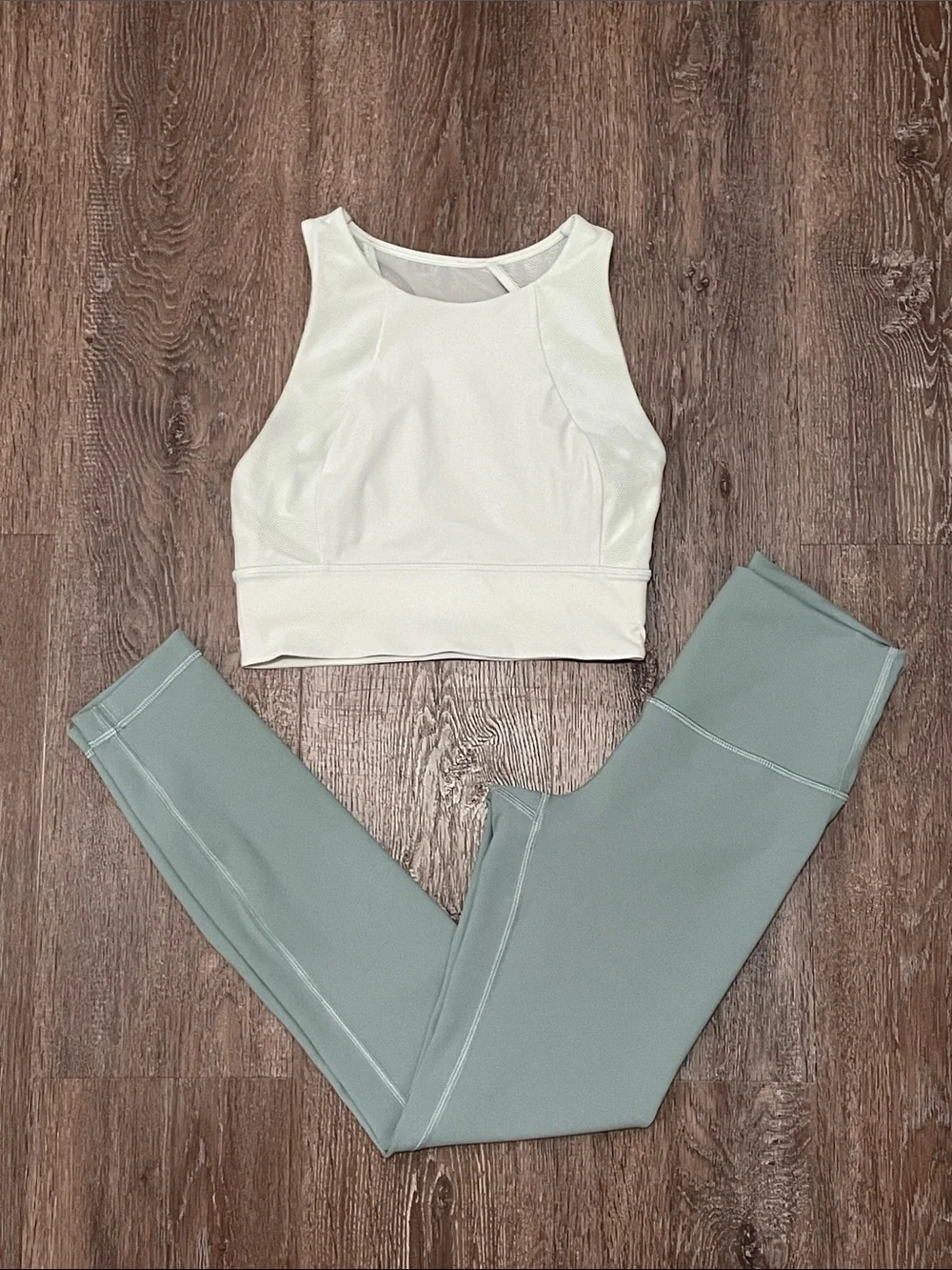 EUC Lululemon Matching Shades of Mint Green Set. Size 4